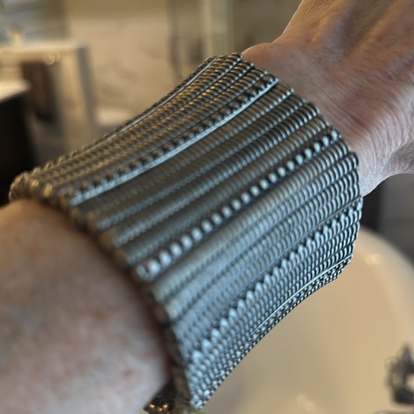 Bracelet, Stretchy Silver Cuff. - Picture 3 of 4